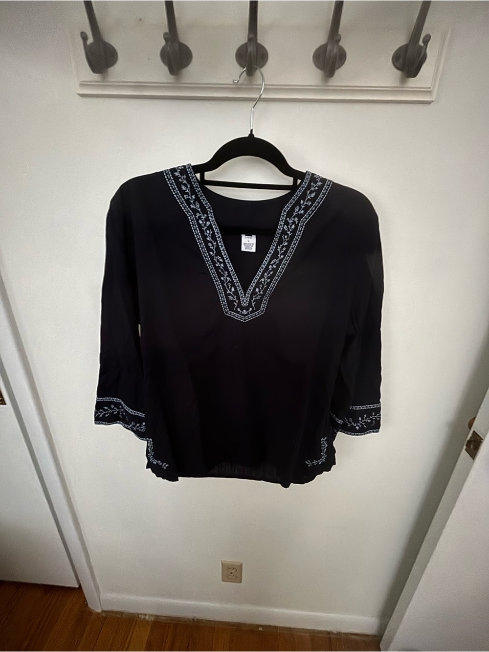 Gap Women’s Black Embroidered V-Neck Tunic Top